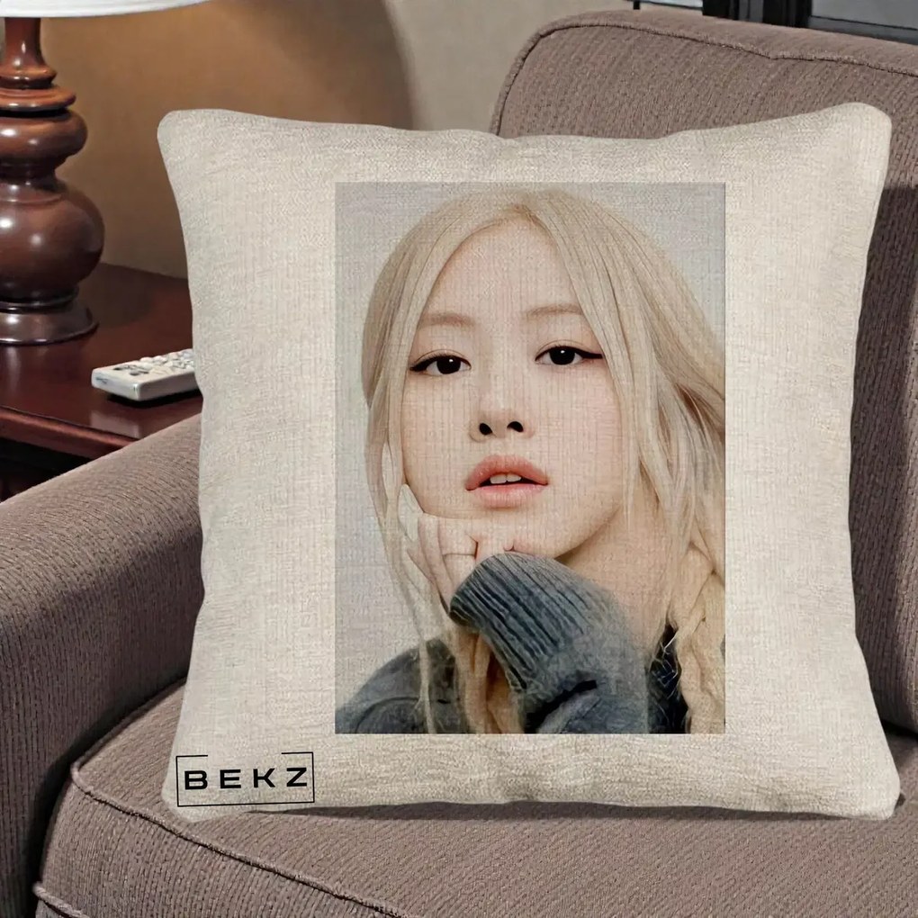 Perna Personalizata K-pop BLACKPINK Rose cu Jucarie de Plus, 40x40 cm, Bej Canapea, Husa Detasabila, Perna Inclusa, BEKZ®