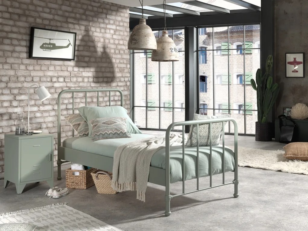 Set BRONXX este format din Pat copiiul BRONXX verde măsliniu (90x200 cm) cu NOPTIERA camera copiiasortată verde măsliniu.