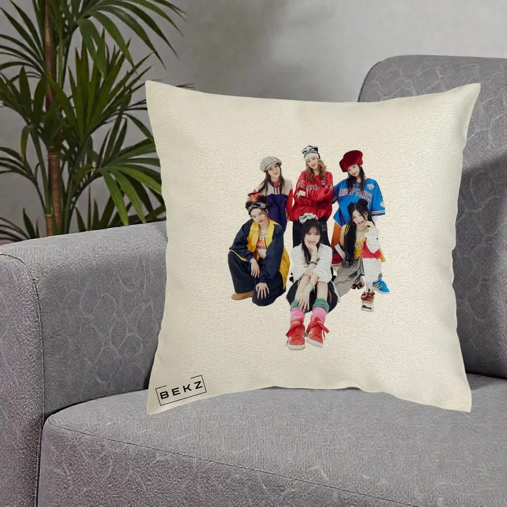 Perna Personalizata Grup K-pop Fete Streetwear Foto, 40x40 cm, Ecru, Husa Detasabila, Perna Inclusa, BEKZ®