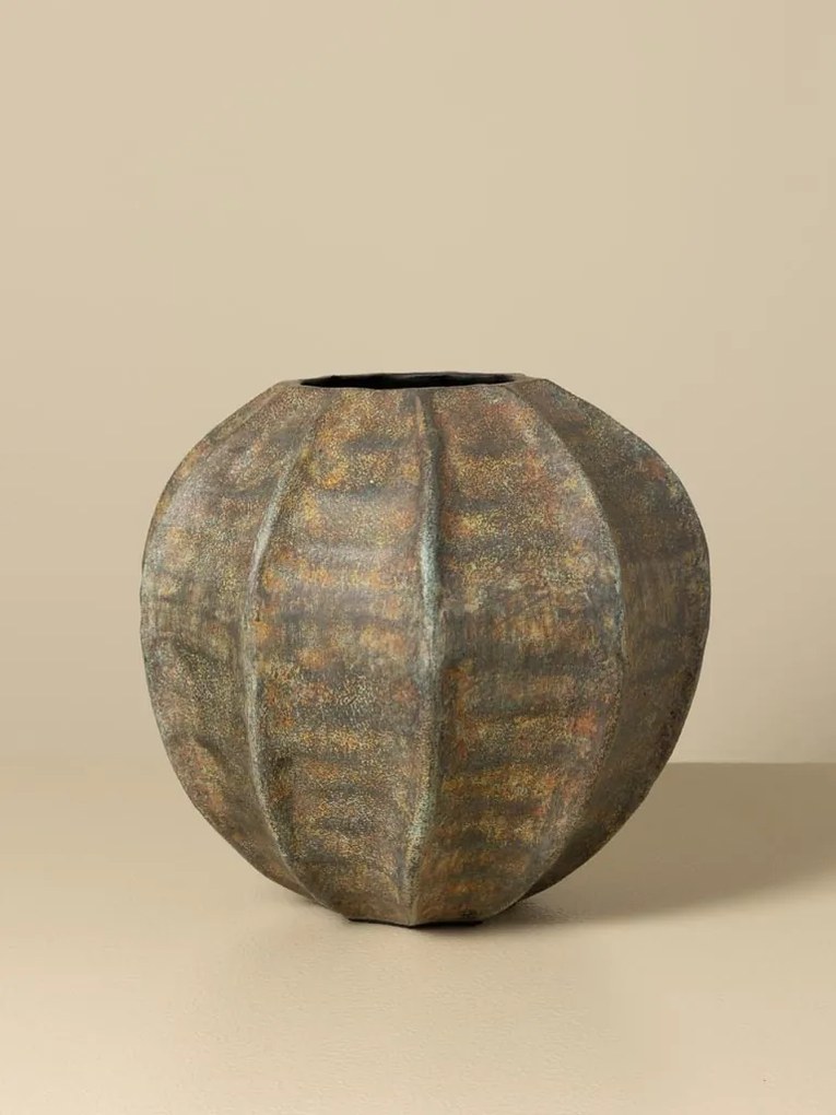 Vază din aluminiu cu nervuri verticale, maro-verde, formă rotundă, finisaj patinat, 22×24 cm, „Hull"