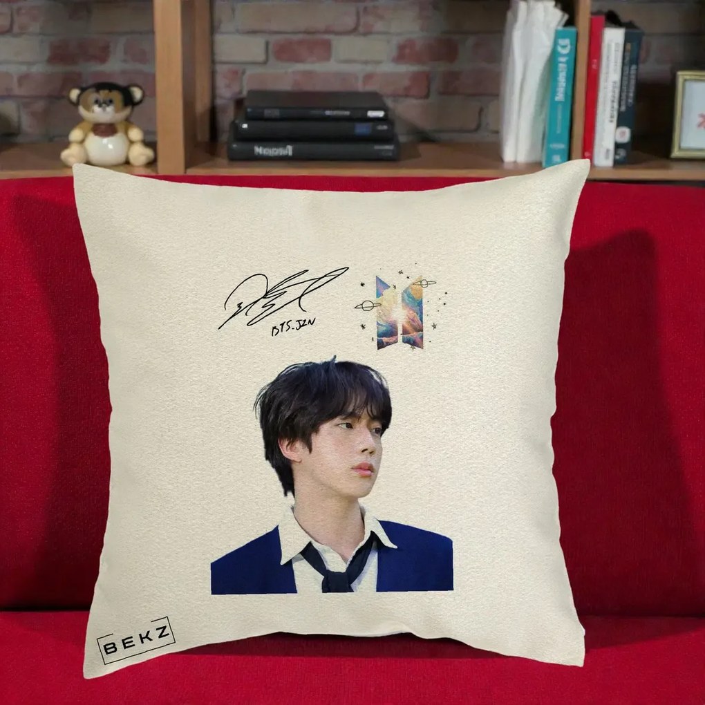 Perna Personalizata K-pop BTS Jin Portret Tinuta Albastra Autograf, 40x40 cm, Ecru, Husa Detasabila, Perna Inclusa, BEKZ®