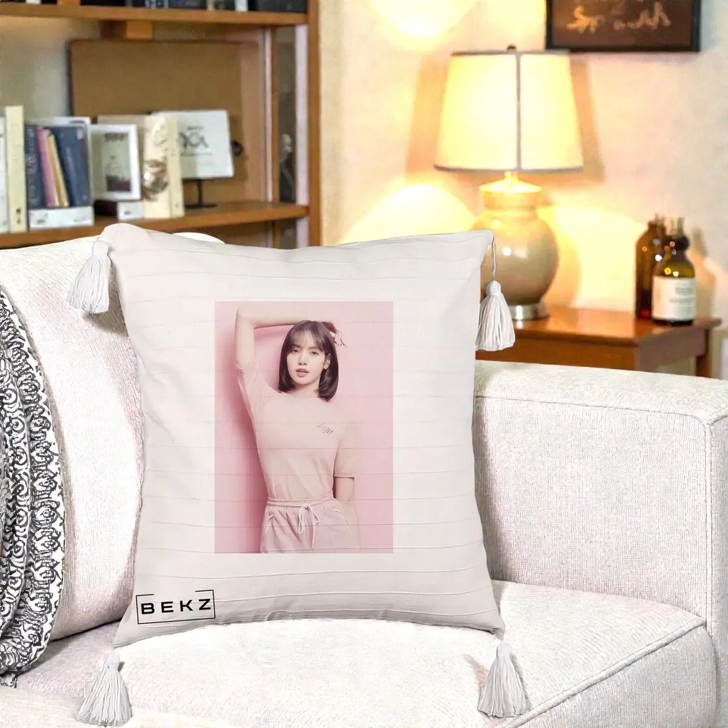 Perna Personalizata K-pop BLACKPINK Lisa Roz, 40x40 cm, Bej cu Franjuri, Husa Detasabila, Perna Inclusa, BEKZ®