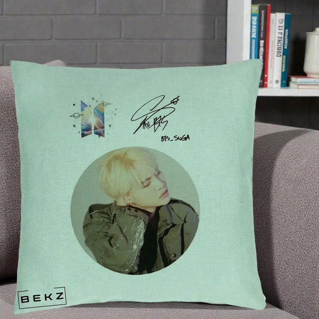 Perna Personalizata K-pop BTS Suga Portret cu Autograf, 40x40 cm, Verde Menta, Husa Detasabila, Perna Inclusa, BEKZ®