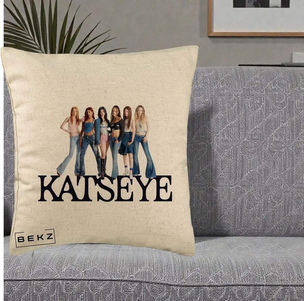 Perna Personalizata K-pop KATSEYE Foto Grup Blugi, 40x40 cm, Bej, Husa Detasabila, Perna Inclusa, BEKZ®