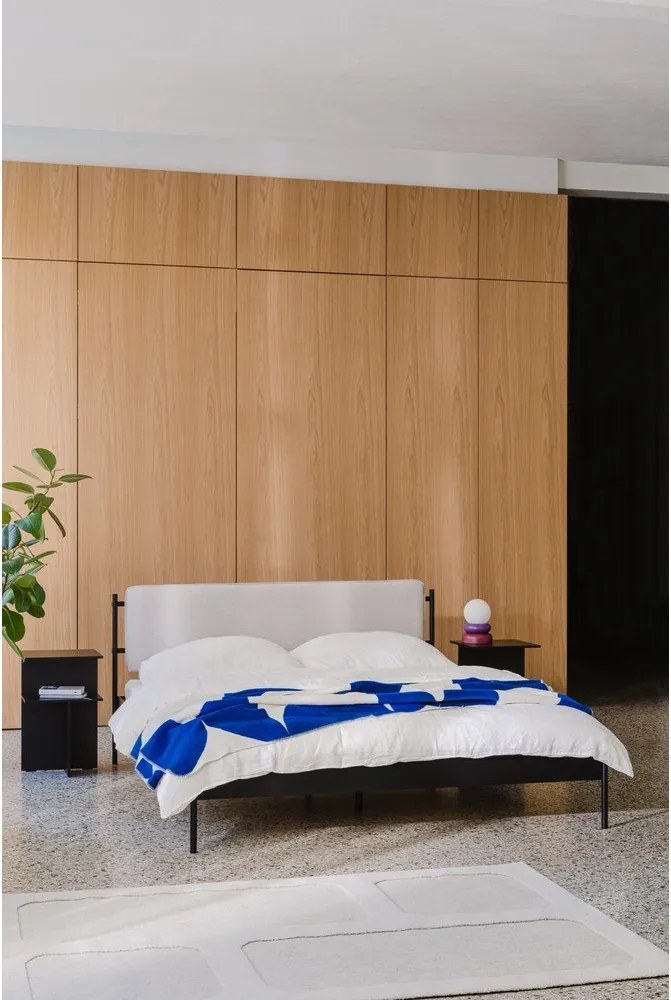 Noptieră neagră cu rafturi cu aspect de lemn de stejar Atik – noo.ma