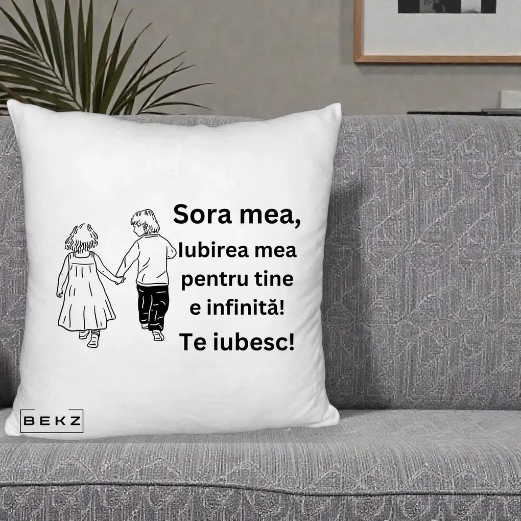 Cadou pentru Sora - Perna Personalizata Sora Mea Te Iubesc Copii Tinand Maini din Spate, 40x40 cm, Alb Pufos, Husa Detasabila, Perna Inclusa, BEKZ®