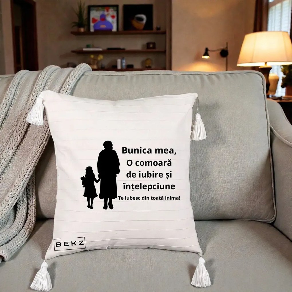 Cadou pentru Bunica - Perna Personalizata Bunica Mea Comoara Iubire Intelepciune Silueta, 40x40 cm, Bej cu Franjuri, Husa Detasabila, Perna Inclusa, BEKZ®