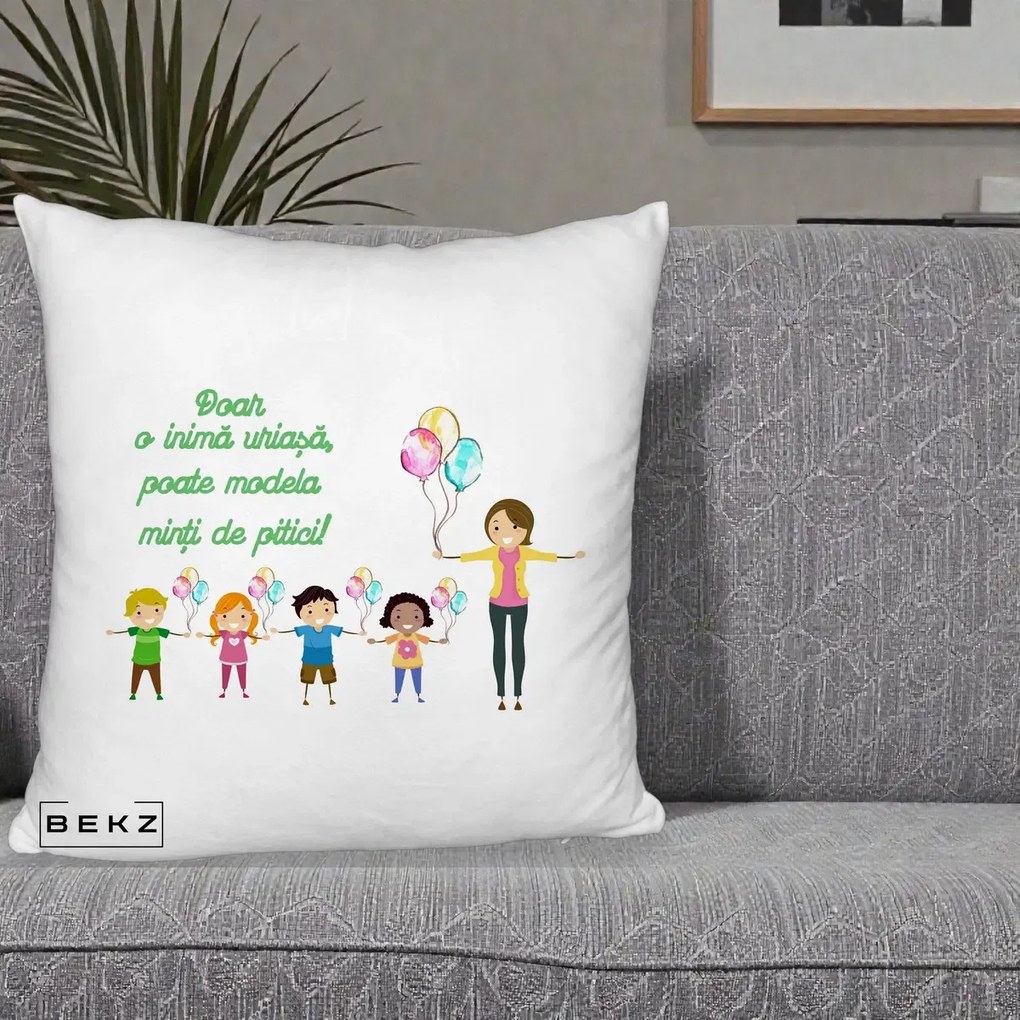 Cadou pentru Educatoare - Perna Personalizata Doar o Inima Uriasa poate Modela Minti de Pitici cu Educatoare si Baloane, 40x40 cm, Alb Pufos, Husa Detasabila, Perna Inclusa, BEKZ®