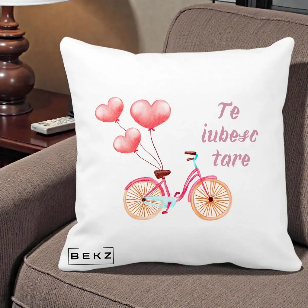 Perna Decorativa Te Iubesc Tare cu Bicicleta Roz si Baloane Inima, 40x40 cm, Alba Mata, Husa Detasabila, Perna Inclusa, BEKZ®