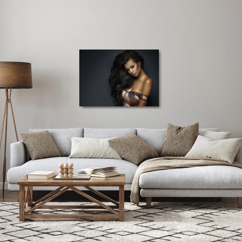 Tablou pe sticlă - Portretul unei femei seducătoare (70x50 cm)