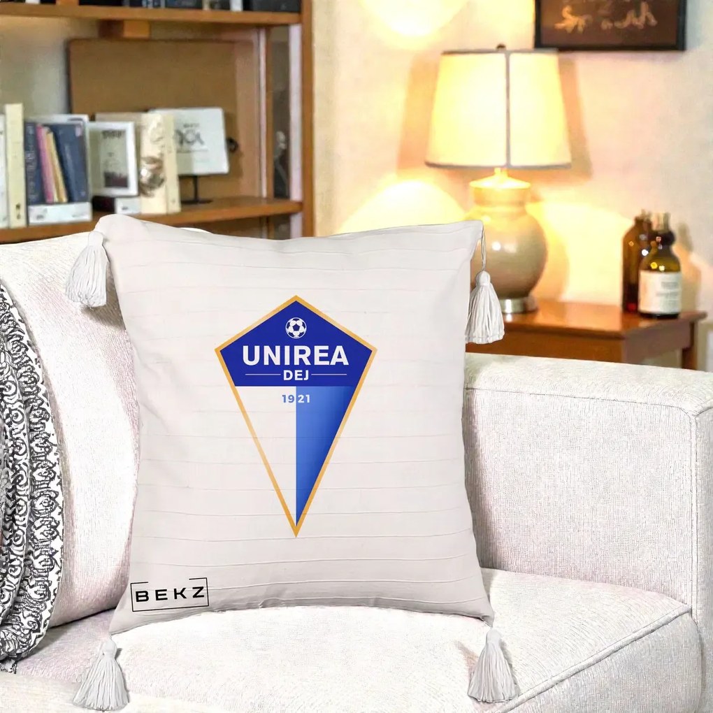Perna Personalizata Unirea Dej 1921 Fotbal, 40x40 cm, Bej cu Franjuri, Husa Detasabila, Perna Inclusa, BEKZ®