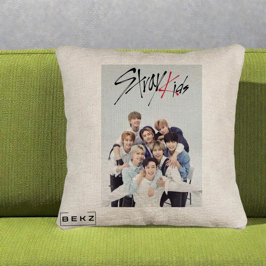 Perna Personalizata K-pop Stray Kids cu Foto Grup Alb-Albastru, 40x40 cm, Bej Canapea, Husa Detasabila, Perna Inclusa, BEKZ®