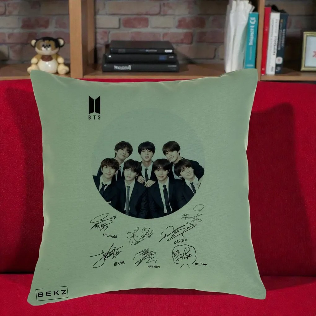 Perna Personalizata K-pop BTS Fotografie Grup Costum Negru si Autografe Cerc, 40x40 cm, Verde, Husa Detasabila, Perna Inclusa, BEKZ®