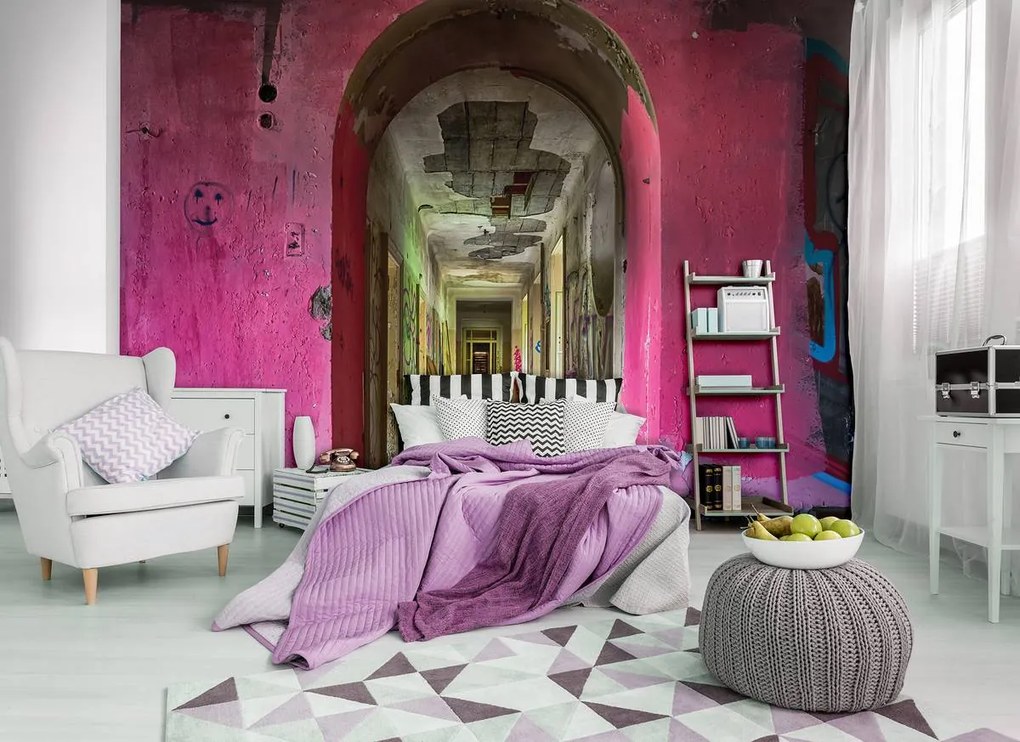 Fototapet - Poarta de intrare în coridor roz (152,5x104 cm)
