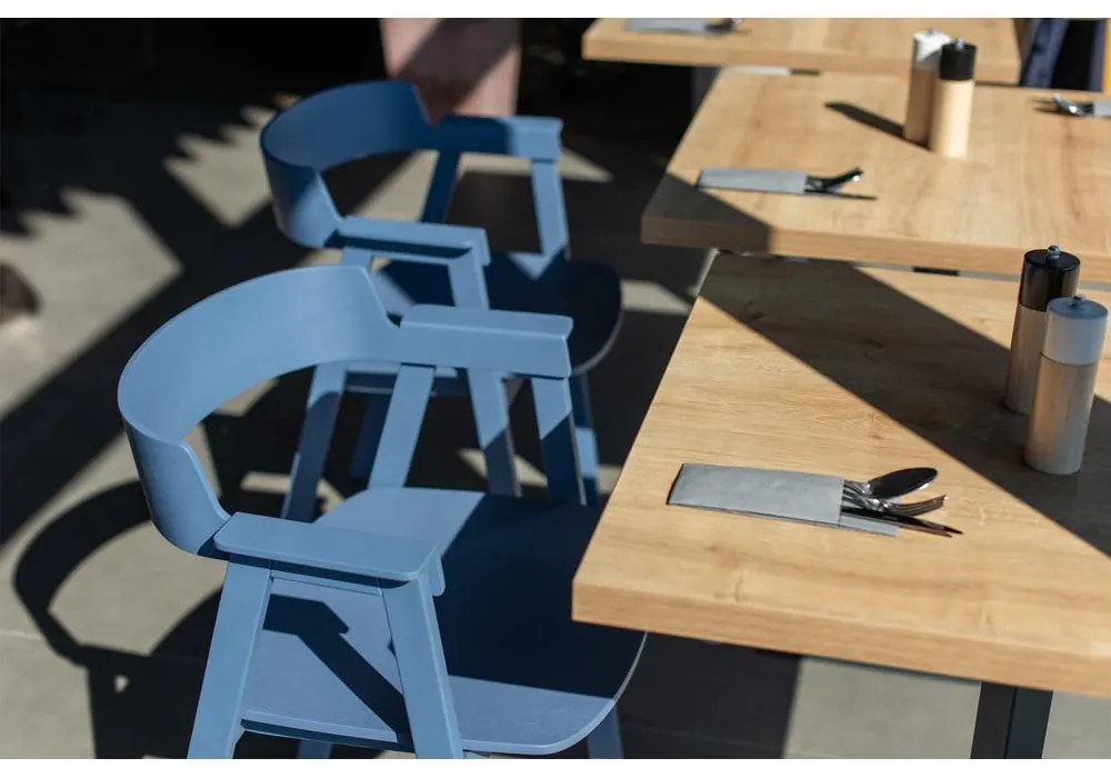 Scaun de dining albastru cu cotiere din lemn de stejar Flip – Gazzda