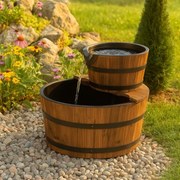 Fântâna de grădină - o fântână cu două găleți din lemn