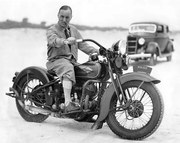 Fotografie Malcolm Campbell On A Harley