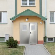 Usa intrare scara bloc - Izolatie termica cu vata minerala si geam termopan 1800(900+900), 2400, DR