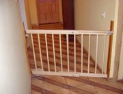 Bariera de siguranta pentru copii, reglabila - mai multe dimensiuni Latimea barierei: 72-122 cm, Inaltimea barierei: 82 cm