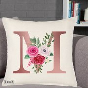 Cadou Personalizat - Perna Personalizata Monograma Rose Gold Litera M cu Trandafiri, 40x40 cm, Crem Reliefat, Husa Detasabila, Perna Inclusa, BEKZ®