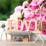 Fototapet bujori cu inscripție Love