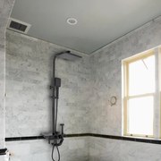 Coloană de Duș cu Afisaj MCD Inox Negru Model SJG/001 – Tehnologie Avansată și Design Elegant pentru Baia Modernă