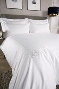 Lenjerie pat WIlliam Hunt Motif Corner 600TC Alb