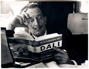 Fotografie Salvador Dali reading his biography, 6 May, 1959