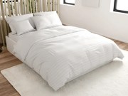 Lenjerie de pat din microfibra JASMINE alba - dunga 2 cm, buzunar hotelier Dimensiune lenjerie de pat: 70 x 90 cm | 140 x 200 cm