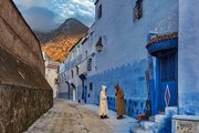 Fotografie Small colorful streets in Medina of Chefchaouen, Izzet Keribar