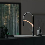 Baterie bucatarie cu pipa flexibila Rubineta Ultima finisaj negru mat-rose gold