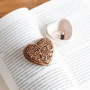 Cutiuta bijuterii din ceramica, inima maro, detalii florale