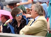 Fotografie Elliott Spencer and Stephen Fry At Wimbledon 2015, Karwai Tang