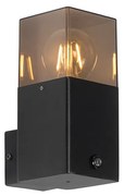 Lampă de perete exterioară neagră IP44 cu senzor crepuscular - Denmark