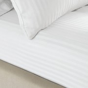 Cearceaf alb din damasc cu elastic 150x200 cm Satin Stripe – Catherine Lansfield