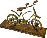 Decoratiune bicicleta din lemn si fier