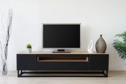 Comodă TV Loftia 200 cm cu nișă și cadru metalic – stejar artisan / negru mat