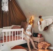 Elefant crem cu pălărie galbenă