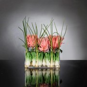 Aranjament floral decor festiv design LUX RECTANGULAR VASE PROTEA