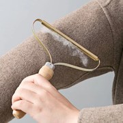 Dispozitiv compact de îndepărtare a părului și a scamelor de pe haine