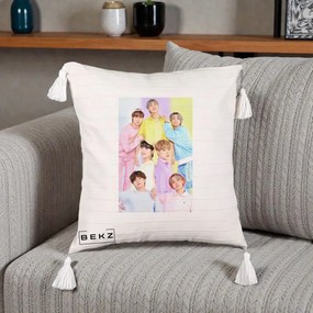 Perna Personalizata K-pop BTS Foto Grup Pastel Colorat cu 7 Membrii, 40x40 cm, Bej cu Franjuri, Husa Detasabila, Perna Inclusa, BEKZ®
