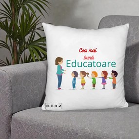 Cadou pentru Educatoare - Perna Personalizata Cea mai Buna Educatoare cu Ilustratie Copii si Educatoare, 40x40 cm, Alb Pufos, Husa Detasabila, Perna Inclusa, BEKZ®