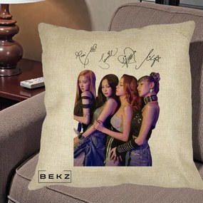 Perna Personalizata K-pop BLACKPINK Fotografie Grup Autografe Deasupra, 40x40 cm, Crem, Husa Detasabila, Perna Inclusa, BEKZ®