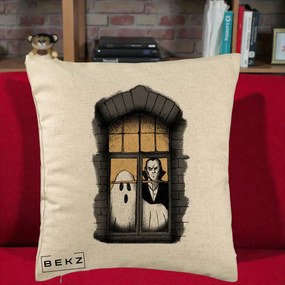 Perna Decorativa Halloween Fantoma si Dracula la Fereastra, 40x40 cm, Bej, Husa Detasabila, Perna Inclusa, BEKZ®