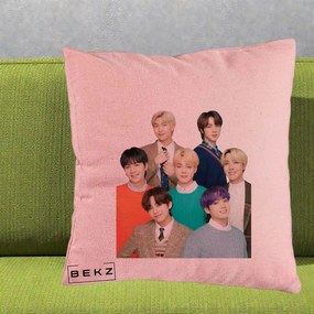 Perna Personalizata K-pop BTS Fotografie Grup Tinute Elegante, 40x40 cm, Roz, Husa Detasabila, Perna Inclusa, BEKZ®