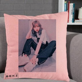 Perna Personalizata K-pop BLACKPINK Lisa, 40x40 cm, Roz, Husa Detasabila, Perna Inclusa, BEKZ®