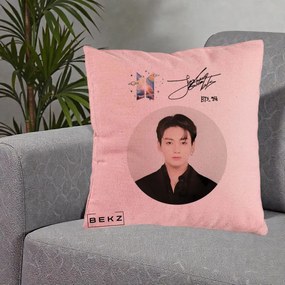 Perna Personalizata K-pop BTS Jungkook Portret cu Autograf, 40x40 cm, Roz, Husa Detasabila, Perna Inclusa, BEKZ®