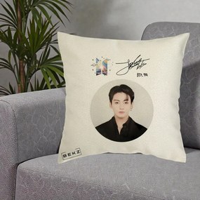Perna Personalizata K-pop BTS Jungkook Portret cu Autograf, 40x40 cm, Ecru, Husa Detasabila, Perna Inclusa, BEKZ®