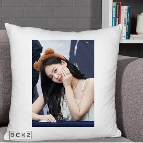 Perna Personalizata K-pop BLACKPINK Jennie Cute cu Diadema Ursulet, 40x40 cm, Alb Pufos, Husa Detasabila, Perna Inclusa, BEKZ®