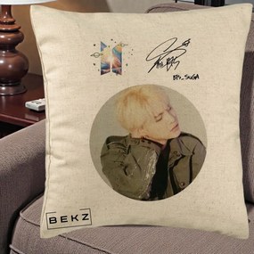 Perna Personalizata K-pop BTS Suga Portret cu Autograf, 40x40 cm, Bej, Husa Detasabila, Perna Inclusa, BEKZ®